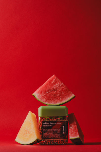 wakse Jar of watermelon-flavored product with watermelon slices on a red background